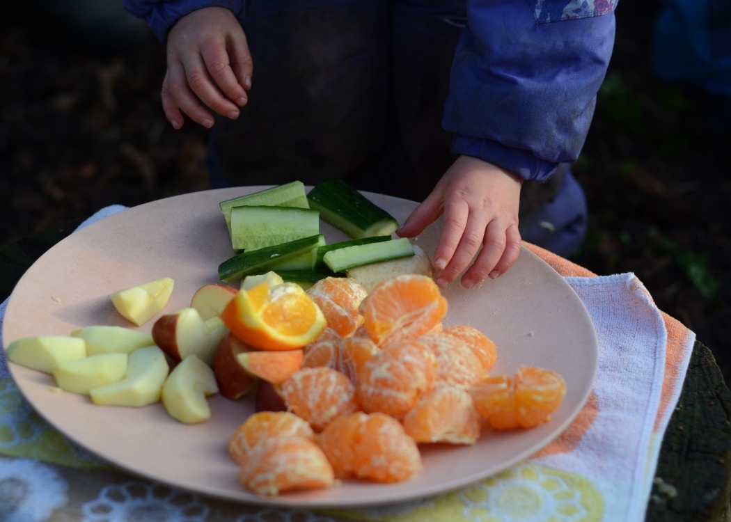 Fruit eten tijdens buitenonderwijs bij de peuters op Vrijeschool Zeeland